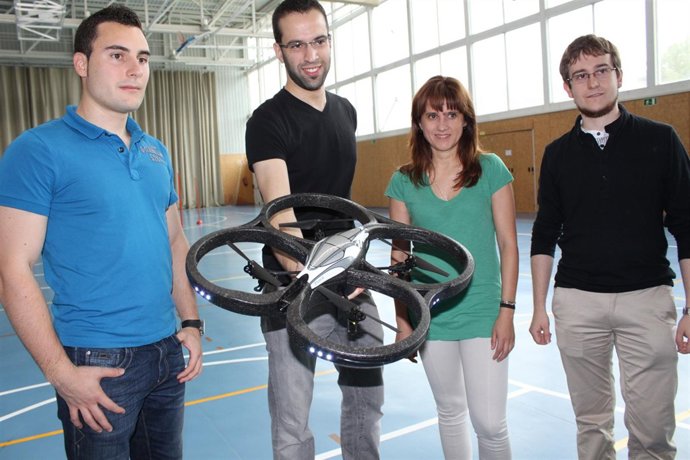 Investigadores De La UR Con El Aparato Con El Que Participarán En Concurso Vuelo