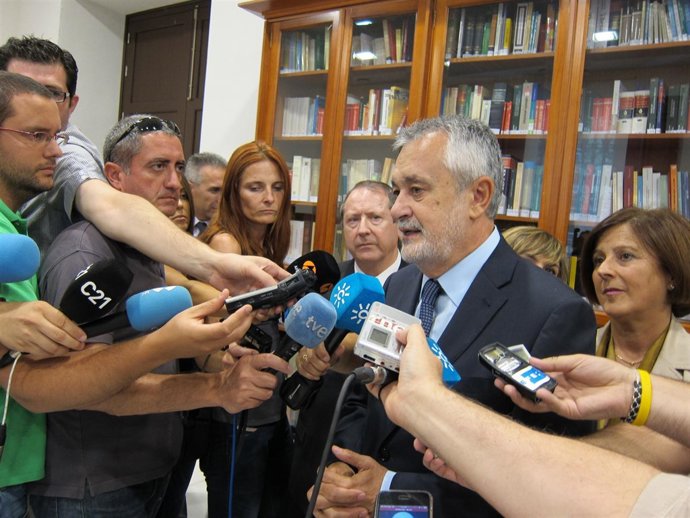 Griñán Atiende A Los Medios En Granada