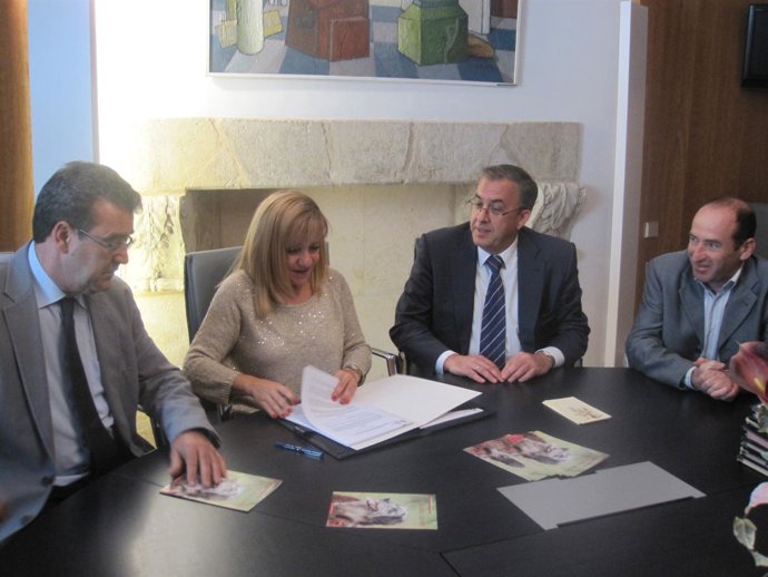 Carrasco Firma El Acuerdo Con La Asociación Canina