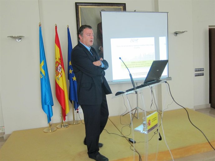 Manuel Mora, Durante Su Explicación En La Rueda De Prensa.