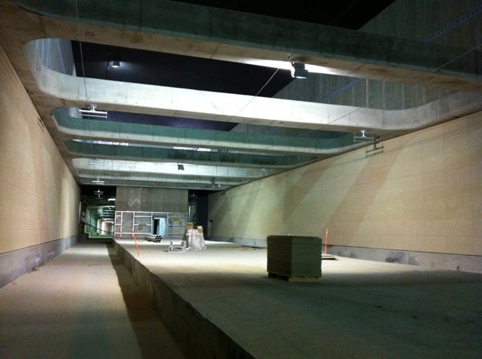 Colocación de la catenaria del metro en la línea 1