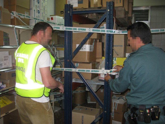 Dos Agentes Del Seprona Precintan Los Medicamentos Inmovilizados