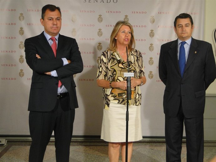 Angeles Muñoz, entre José Luis Sanz y Antonio Sanz