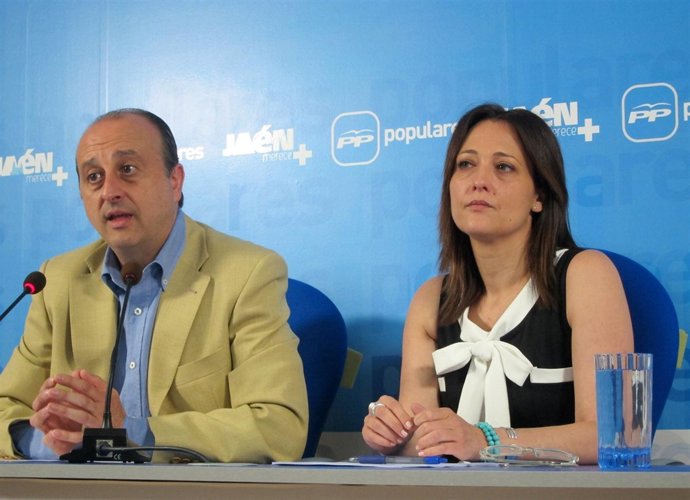 José Robles Y Maribel Lozano En La Rueda De Prensa.