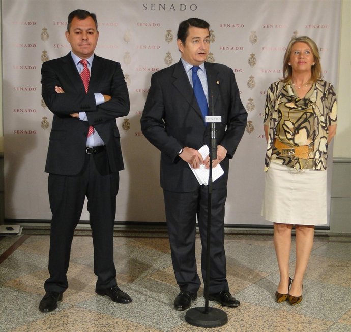 Antonio Sanz, entre José Luis Sanz y Ángeles Muñoz