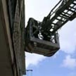 Bomberos En Una Escala