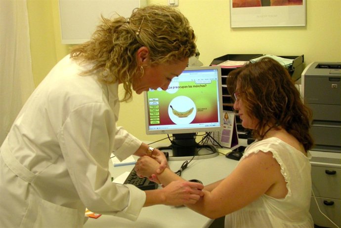 Una consulta dermatológica en el Hospital de Valme de Sevilla