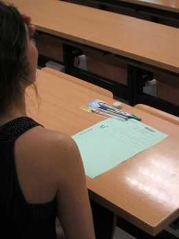 Alumna Frente A Un Examen De Selectividad En La US