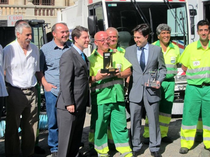 Page Con Escoba De Oro