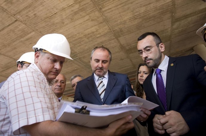 El Conseller Jorge Cabré Durante Su Visita Al Palacio De Justicia De Villarreal.