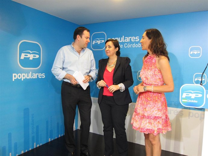 Ana María Corredera En El Centro Junto Con Adolfo Molina Y Rafaela Obrero