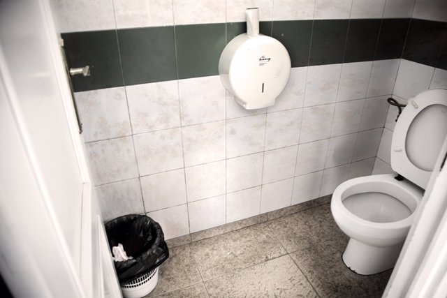 Fabrican inodoros incómodos para que los trabajadores pasen menos tiempo en  el baño