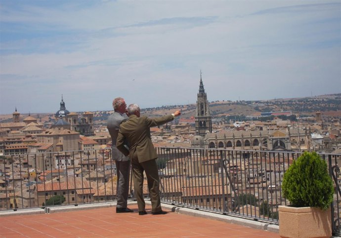 Ministro De Defensa Contemplando Toledo