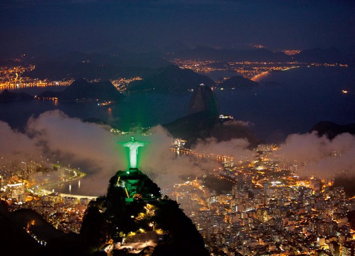 Das Christus-Monument Auf Dem Corcovado In Rio De Janeiro Escheint Derzeit In Gr