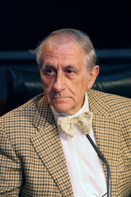 Inocencia Arias Presenta En Sevilla 'Los Presidentes Y La Democracia'