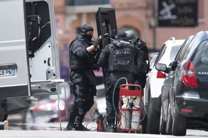 La Policía Francesa Libera A Varios Rehenes En Una Sucursal De Toulouse