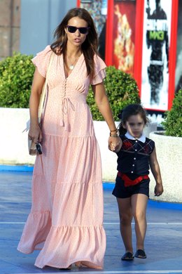 Paula Echevarría paseando con su hija Daniela 