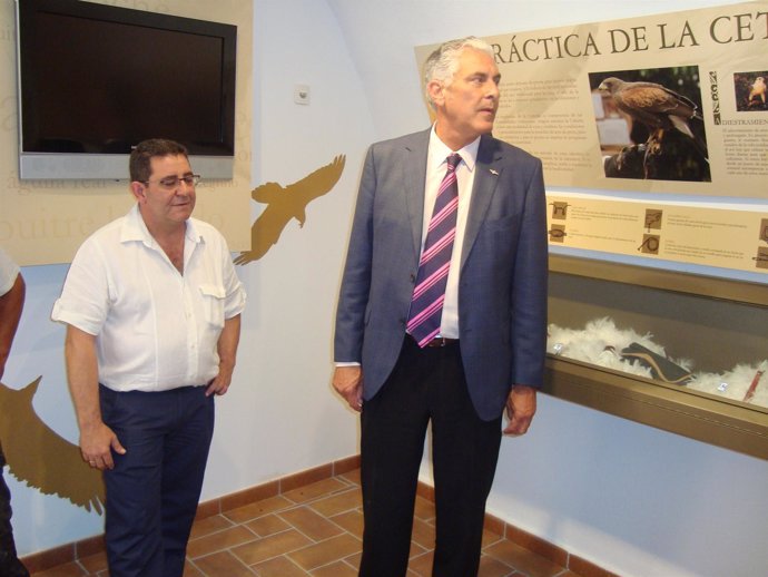 Antonio Suárez Visita La Localidad De Los Fayos