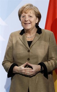 Merkel felicita al nuevo primer ministro griego y le invita a visitar Berlín