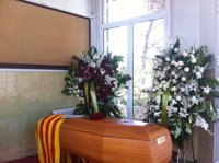 Familiares, alumnos y amigos despiden al "maestro" Teixidor en su escuela