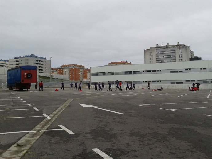 Chavales Jugando Al Fútbol En El Nuevo Aparcamiento De Cros