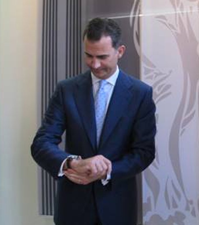 El Príncipe Felipe mirando el reloj 