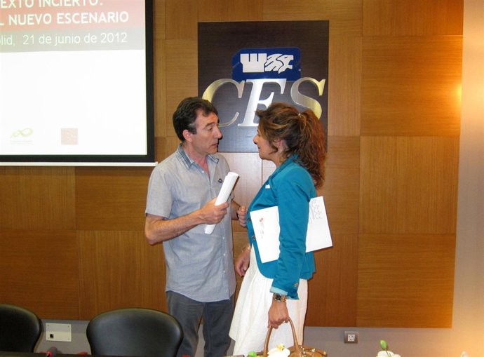 Ángel Y Begoña Hernández Conversan Antes De Inaugurar Una Jornada