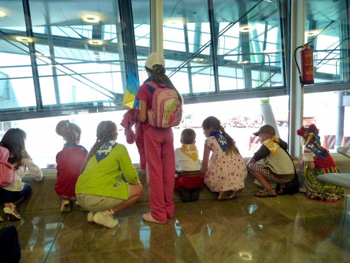 Niños De Acogida En El Aeropuerto De Madrid-Barajas