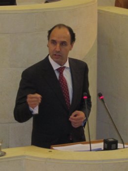 El Presidente De Cantabria En La Tribunal Del Parlamento