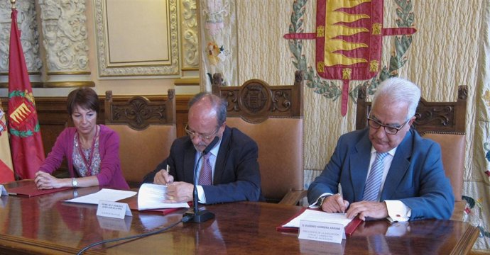 La Concejal Domi Fernández, León De La Riva, Y El Presidente Del Círculo