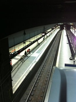 Estación De Muntaner De Los FGC En Barcelona. Ferrocarril, Tren, Transporte