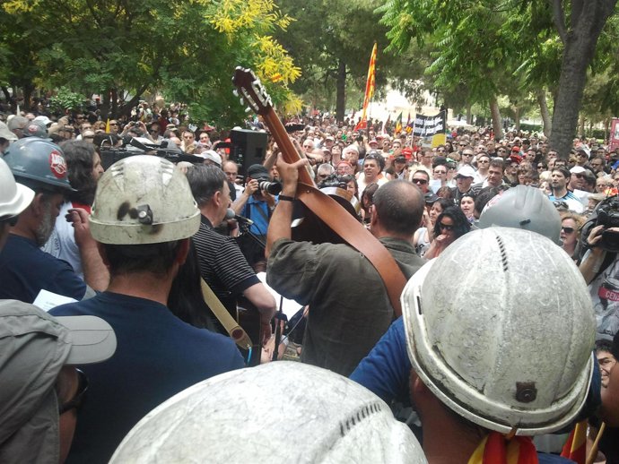 Mineros De La 'Marcha Negra' Y Ciudadanos En La Concentración En Apoyo Al Carbón
