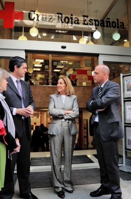 Concepción Dancausa Visita Un Centro De La Cruz Roja