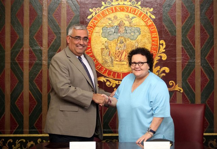 El Rector De La US, Antonio Ramírez De Arellano Y La Presidenta De Cruz Roja