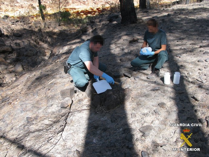 Agentes De La Guardia Civil Inspeccionan El Terrero Quemado En Nerva.