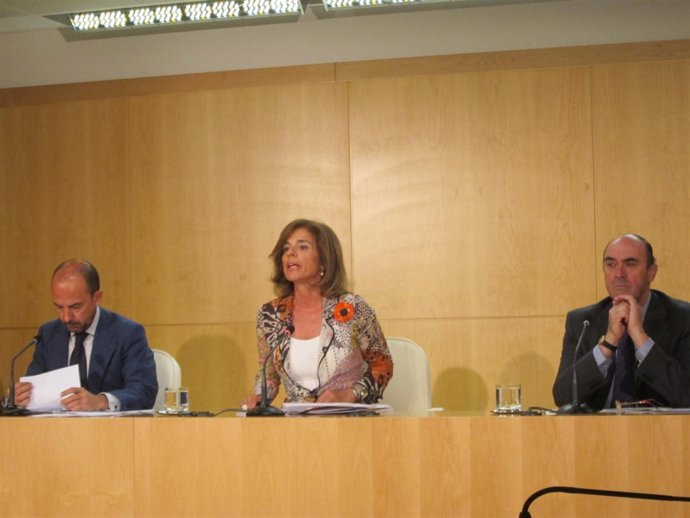 Botella, En El Centro, En Rueda De Prensa