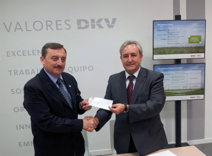 DKV Entrega Una Ayuda A La Fundación Auxilia De Sevilla