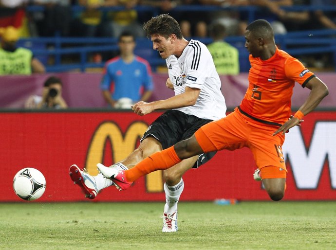 Mario Gomez Marca Los Dos Goles De Alemania En La Victoria Ante Holanda