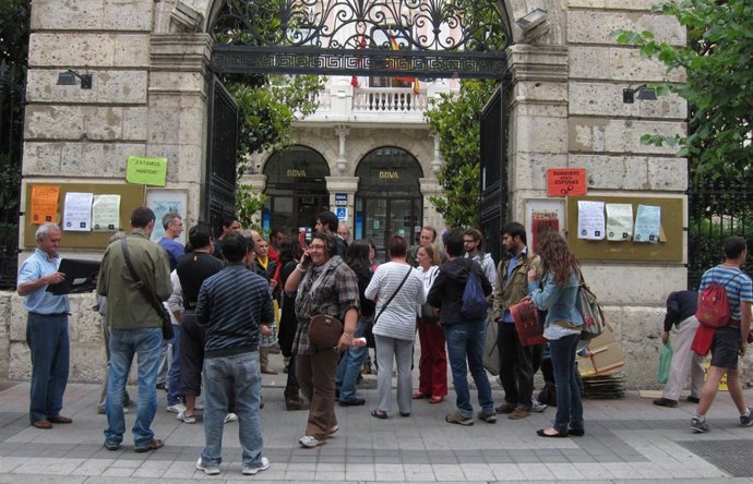 Protesta Del 15M Ante Una Oficina Del BBVA