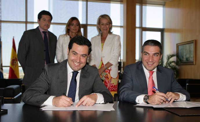 Firma acuerdo entre Elías Bendodo y Juan Manuel Moreno 