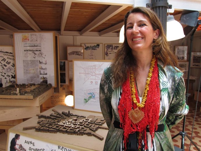 La Arquitecta Benedetta Tagliabue Con Maquetas De Glòries De Alumnos De Harvard