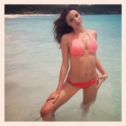 Miranda Kerr posa en bikini desde la playa 