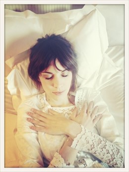 Alexa Chung simula su muerte en Twitter