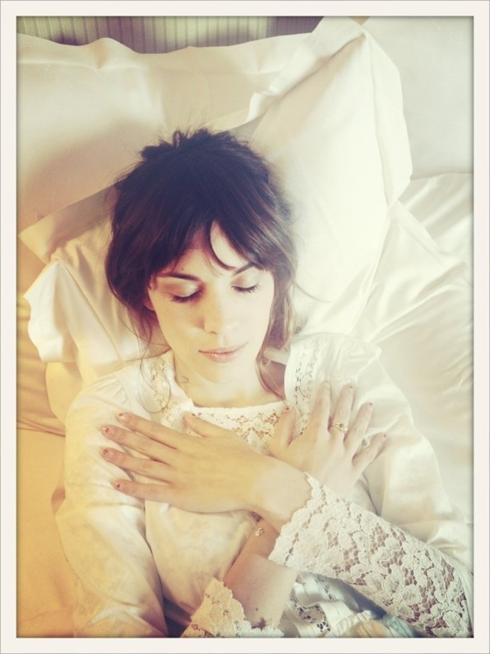 Alexa Chung simula su muerte en Twitter