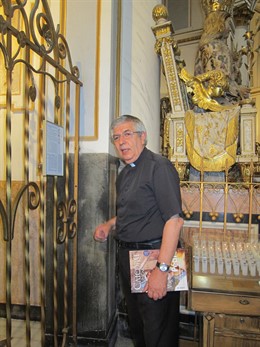 Jaime Sancho Muestra El Lugar Exacto Donde Está La Primera Piedra De La Seo 