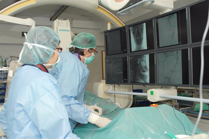 Médicos Realizando Un Procedimiento De Radiología Intervencionista