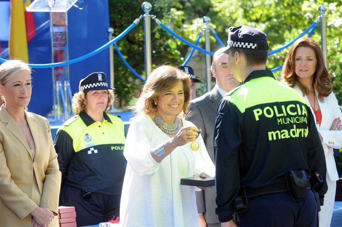 Botella En La Entrega De Medallas A La Policía Municipal       