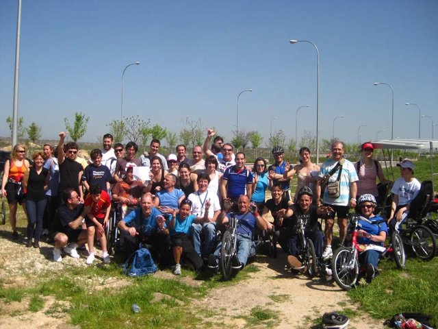 Voluntarios De ACS Y Jóvenes Con Discapacidad En El Anillo Verde Ciclista De Ma 