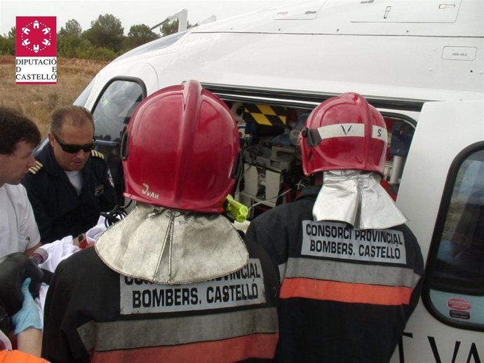 Traslado De La Mujer Herida En La Pirotecnia De Onda