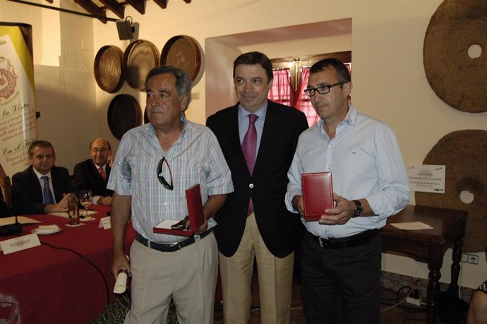 Planas (Centro) Con Dos De Los Premiados En Baena